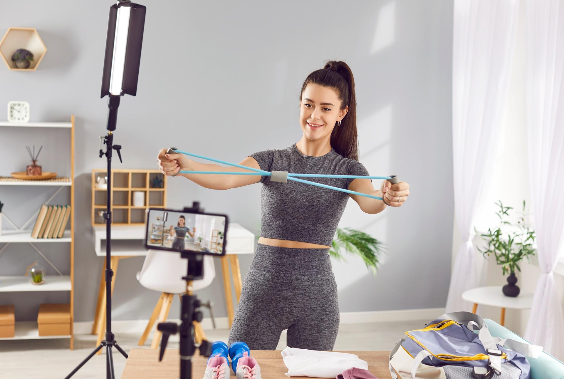 Influencerin demonstriert Sportprodukt | Amazon Agentur

