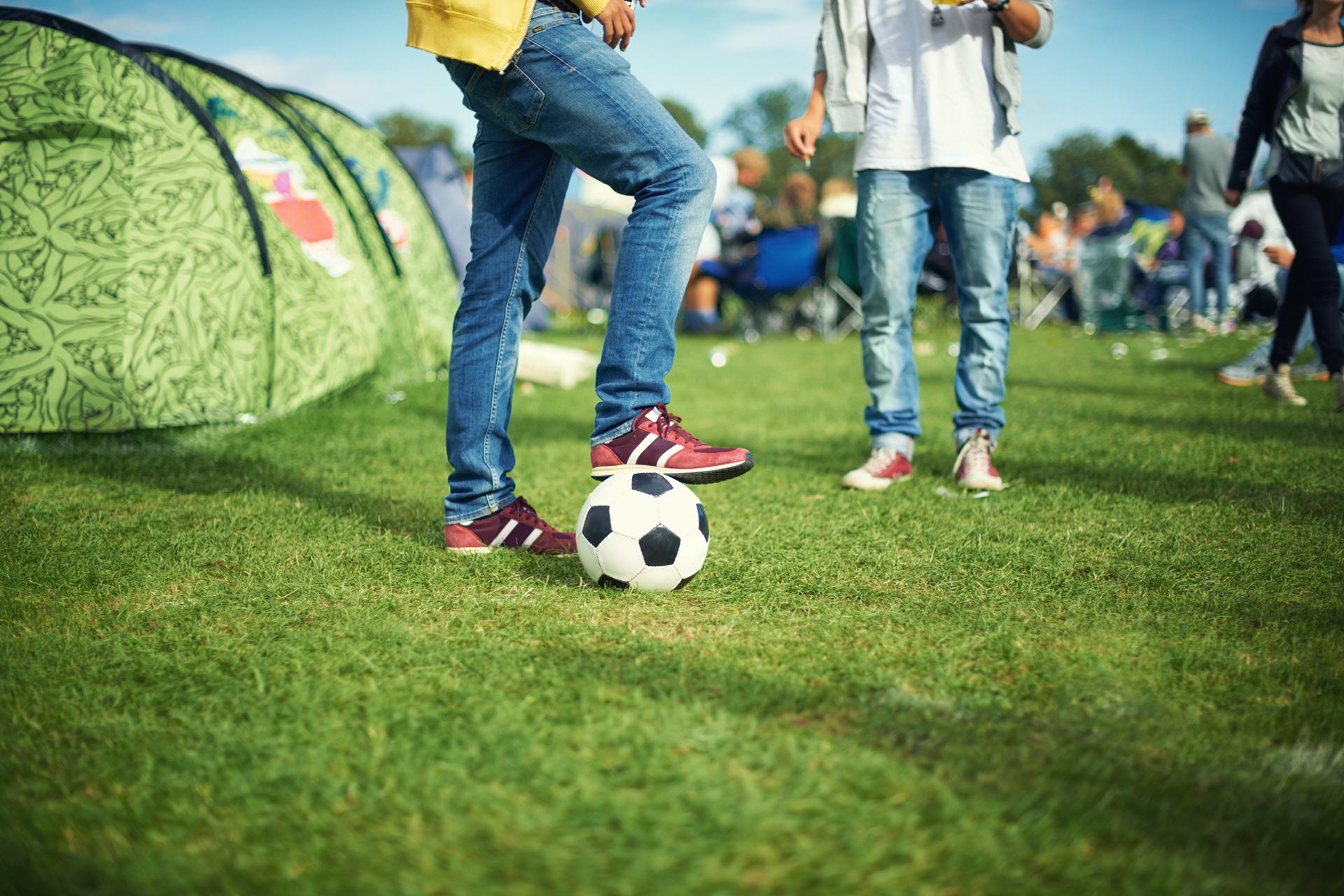Jugendliche beim Fußballturnier im Freien | Buttons bestellen