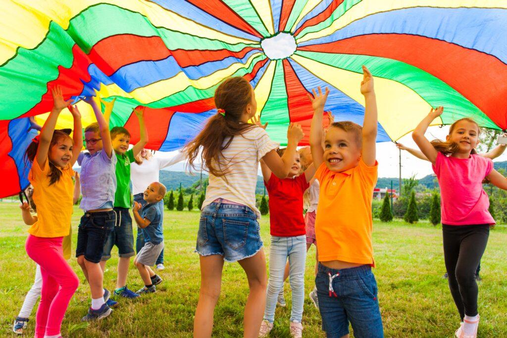 Kinder spielen bei Outdoor-Event | Buttons bestellen